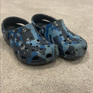 Kids size 4-6 Blue Camo Slip-On Clogs